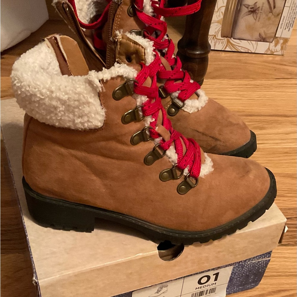 True Craft Girls size 1 lace up brown boots